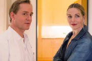Praxis mit Meerblick – Willkommen auf Rügen Gespräch unter Ärztekollegen: Patrick Heyn als Dr. Heckmann, Tanja Wedhorn als Nora Kaminski.