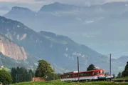 Mit der Zahnradbahn geht es auf der Südseite der Rigi in eindrucksvoller Kulisse steil bergauf.