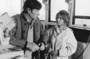 Verwundert mustert Marion (Marietta Fliege) den Reederei-Angestellten Klaus Roddewig (Günther Malzacher). Er ist ungewohnt abweisend.