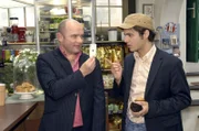 Als Michail Petrow (Manfred Olek Witt, l.) in Lars' Coffeeshop auftaucht, wittert Maik (Sebastian König, r.) eine Chance, schnelles Geld zu machen.