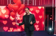 Bülent Ceylan lässt sich beim Thema 'Liebe' zum professionellen Kuschler ausbilden. Die Sexual-Pädagogin Gianna Bacio überrascht mit neuen amüsanten Facts und testet Bülents Wissen in puncto weibliche Sexualität.