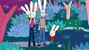 Simon (r.), Papa (M. r.), Mama (M. l.) und Franz (l.) sind bei ihrer Suche nach den umherschleichenden Tieren im Wald an einem wunderschönen Teich angelangt.