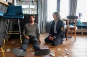 Julia Demmler (Wendy Güntensperger, r.) versucht dem verzweifelten Tobias Schandau (David Brizzi, l.) Trost zu spenden, weil der um seinen Lebenstraum bangt.