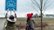 Lotta (Lotta Kummer) und Nina (Nina Kummer) legen die Grenze zur Tschechischen Republik spontan neu fest.