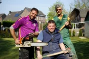 Tönisberg (v.l.): Organisator Claus, Baggerfahrer Henrik und Garten-Guru Ralf