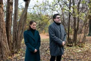 Isabelle Lacoste (Elle-Máijá Tailfeathers, l.); Armand Gamache (Alfred Molina, r.)