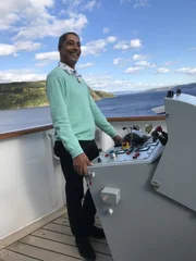 Passagier Raul Kraaier (von Beruf Flusskreuzfahrtkapitän) darf beim Auslaufen aus Saguenay, Kanada, auf die Nock und sich wenigstens mal so fühlen als dürfte er ein großes Schiff fahren.