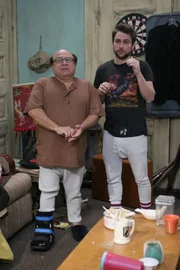 Durch eine Verkettung unglücklicher Umstände steht das "Paddy's" kurz vor dem Konkurs. Charlie (Charlie Day, r.) und Frank (Danny DeVito, l.) denken sich eine Menge extremer Ideen und Maßnahmen aus, um das zu verhindern ...
