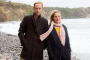 Praxis mit Meerblick – Willkommen auf Rügen Alte Freunde: Stephan Kampwirth als Dr. Richard Freese, Tanja Wedhorn als Nora Kaminski.