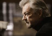 Kommt Castle durch einen Pokerabend mit seinen Schriftsteller-Freunden Stephen J. Cannell (Stephen J. Cannell), James Patterson und Michael Connelly in seinem aktuellen Fall weiter?