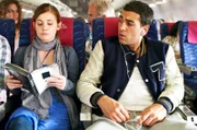 Im Flugzeug muss sich Lena (Josefine Preuß) mit Cem (Elyas M’Barek) eine Sitzreihe teilen.