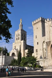 Die Kathedrale von Avignon direkt neben dem Papstpalast.
