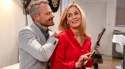Yvonne (Tanja Lanäus, r.) ist gerührt, als Erik (Sven Waasner, l.) ihr beim Putzen der Schuhe zur Seite springt.