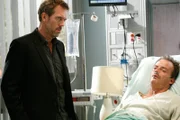 "Dr. House", "Endlich Mutter?." Jerry Hermon wird im Princeton Plainsboro aufgenommen, da er unter Blackouts leidet und sich an stundenlange Zeitspannen nicht erinnern kann. Als sich herausstellt, dass Hermon auch Schlafwandler ist, beobachten Taub und Dreizehn den Patienten in seinem gewohnten Umfeld und machen eine überraschende Entdeckung. Inzwischen nimmt Cuddy Kontakt mit Becca, der Mutter ihres zukünftigen Adoptivkindes, auf.Im Bild (v.li.): Hugh Laurie (Dr. Gregory House), Salvator Xuereb (Jerry Harmon).