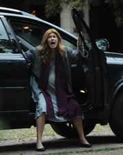 Die Wehen setzen ein und die Geburt ihrer Zwillinge scheint unaufhaltsam: Vivien (Connie Britton)