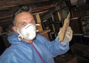Während Otto und Sükrü im Haus auf Schatzsuche gehen, nimmt Mauro (Foto) sich der riesigen Lagerhalle an. Hier hat Janines verstorbener Vater über zehn Jahre lang Trödel aus verschiedensten Haushaltsauflösungen abgestellt.