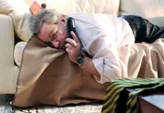 ARD UM HIMMELS WILLEN, X. Staffel (13 neue Folgen), Folge 118 "Jung gefreit". Wˆller (Fritz Wepper) ist nach seinem Wahldebakel am Boden zerstˆrt und schl‰ft erstmal seinen Rausch aus. Doch Schwester Hanna braucht seine Hilfe.