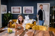 Maxi (Katharina Scheuba, l.) ist von Henrys (Elias Reichert, r.) Engagement für die Umwelt sehr angetan.