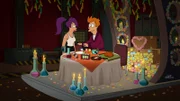 Um endlich mal Zeit für sich zu haben, reisen Fry (r.) und Leela (l.) in ein abgelegenes Ferienressort. Doch der Ausflug endet anders als geplant ...