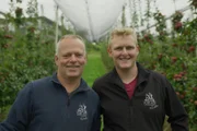 Portrait von Sepp Nuster und Sohn Christian bei der Obsternte.