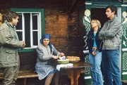 "Soko Kitzbühel", "Lockvogel." Der Rechtsanwalt Dr. Robert Tönjes wird in seinem Kitzbüheler Haus ermordet aufgefunden. Wie Karin und Andreas im Zuge ihrer Ermittlungen herausfinden, hatte der in undurchsichtige Grundstückdeals verwickelte Anwalt die letzten Stunden zusammen mit Irina Myskina, einer jungen Frau ukrainischer Abstammung, verbracht. Diese aber ist und bleibt verschwunden. Mordverdächtig sind aber auch Andrea Calvi, ein Geschäftsmann aus Italien, der etwas obskure Privatdetektiv Richard Mannstein, der für Calvi recherchiert hatte und das Ehepaar Alfred und Vera Perlmoser. Hannes Kofler, empört über den Verdacht gegen seinen Stammgast Calvi, lässt sich von der Gräfin Schönberg nicht daran hindern, im Zuge seiner Nachforschungen ein zwielichtiges Etablissement und dessen Chef Christof Osterer aufzusuchen, weil er Irina ebenfalls auf der Spur ist. Im Bild (v.li.): Vitus Zeplichal (Alfred Perlmoser), Katja Keller (Vera Perlmoser), Kristina Sprenger (Karin Kofler), Hans Sigl (Andreas Blitz).
