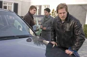 Oder hat der Sekretär Achim Gosnik (Christian Beermann, l.) den Toten ermordet, um bei dem reichen, blinden Unternehmer zu kassieren? Mick (Henning Baum, r.) und Andreas (Maximilian Grill, M.) ermitteln.