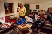Sarah befürchtet, dass ihr Geschäft doch nicht so lukrativ ist, wie sie dachte. Von links: Sarah Brandl (Sophie Reiml) und Christian Preissinger (Jonathan Gertis).