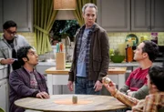 "The Big Bang Theory", "Die Prominenten-Peinlichkeit." Amy und Sheldon sind zu Wil Wheatons 'Professor Proton-Sendung' als Spezialgäste eingeladen. Dort erlebt Sheldon eine große Überraschung, als sein Idol William Shatner erscheint! Es kommt zu einem großen Kampf zwischen den Freunden, da bekannt wird, dass Wil 'Dungeons und Dragons' mit seinen berühmten Freunden spielt und es noch einen freien Platz für einen weiteren Mitspieler gibt. Jeder will William Shatner, Joe Manganiello, Kareem Abdul-Jabbar und Kevin Smith aus der Nähe sehen.Im Bild (v.li.): Johnny Galecki (Leonard Hofstadter), Kunal Nayyar (Rajesh Koothrappali), Kevin Sussman (Stuart), Jim Parsons (Sheldon Cooper).