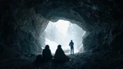 Von links: Lucia (Brigitte Hobmeier), Alma (Laeni Geiseler) und Valentina (Marie-Luise Stockinger) in einer Höhle am Muttstein.