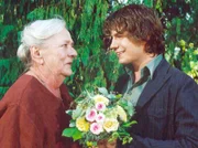 René Schmidt (Luke Wilkens) besucht ganz überraschend seine Oma Martha (Gudrun Okras) in Leipzig.