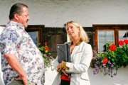Rosenheim-Cop Korbinian Hofer debattiert mit seiner Schwester Marie über die Erledigung der Stallarbeit.