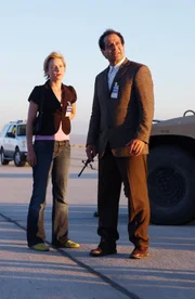 Natalie (Traylor Howard) begleitet Monk (Tony Shalhoub) bei seinen Ermittlungen, die ihn im Mordfall Raphaelson in die Welt der Luft- und Raumfahrt führen.