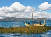 Fermín Esteban und Reto Brennwald auf einem Schilfboot am Titicaca-See, Bolivien