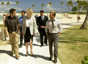 Der Computerspezialist und Ex-NSA-Mitarbeiter Roland wird auf dem Weg zu einem Termin auf einem Stützpunkt der Air Force brutal entführt. Steve McGarrett (Alex O'Loughlin, l.) und Danny Williams (Scott Caan, r.) beginnen mit den Ermittlungen, doch kann Governor Pat Jameson (Jean Smart, M.) ihnen weiterhelfen?