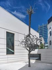 Ariel Schlesingers Skulptur 'Untitled' auf dem Vorplatz des neuen Jüdischen Museums in Frankfurt.