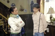 Maik (Sebastian König, r.) gibt vor, Paloma (Maja Maneiro, l.) mit einer Grundreinigung des Restaurants überraschen zu wollen. Die ahnt nicht, dass Maik gerade die Überreste des Glücksspielabends beseitigt hat ...