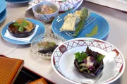 In Kyoto bereitet Keiko Kamo-Nasu-Auberginen auf fünf verschiedene Arten zu: mit Miso-Paste, Eingelegtem, Tempura, Bouillon und Hering.