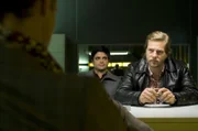 Haben schon bald einen Haufen Verdächtige, die auf Fengshui stehen: Mick (Henning Baum, r.) und Andreas (Maximilian Grill, r.) ...