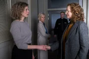 Hanne Langner (Angelika Thomas, M.) sieht mit an, wie ihre Tochter Susann Langner (Anna Schäfer, l.) ihrer unbekannten Schwester (Kleindarstellerin, r.) das erste Mal begegnet. Sie hat sie vorher noch nie gesehen.