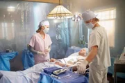 Cameron (Jennifer Morrison, l.) ist es nicht gelungen, den schwer kranken Nozick (Todd Louiso, lieg.) zu einem Klinikbesuch zu überreden. Sie und das Team (r. Jesse Spencer als Dr. Chase) beschließen, einen Eingriff vor Ort durchzuführen.