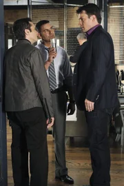 Castle (Nathan Fillion, r.), Javier (Jon Huertas, M.) und Kevin (Seamus Dever, l.) arbeiten an einem neuen Fall, doch handelt es sich dabei um einen Raub der mit einem Todschlag endete oder um einen Mord mit Nebenwirkungen?