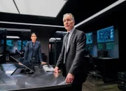 Stephanie Sigman (Jessica Cortez), Patrick St. Esprit (Robert Hicks).