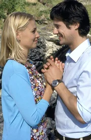 Diana (Christina Beyerhaus) und George (Kristian Kiehling) haben sich ausgesprochen, alle Missverständnisse sind beseitigt.