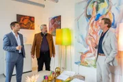 Professor Leonhard Bülow (Michael von Au, r.) berichtet den Kommissaren Hansen (Igor Jeftić, l.) und Stadler (Dieter Fischer, M.) von der Zusammenarbeit mit dem ermordeten Kollegen.