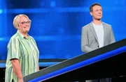 Moderator Alexander Bommes (r.) mit der Kandidatin Ingrid Schickling (l.).; ARD GEFRAGT - GEJAGT FOLGE 813, "Alexander Bommes präsentiert beliebtes Quizformat", am Freitag (06.09.24) um 18:00 Uhr im ERSTEN. Moderator Alexander Bommes (r.) mit der Kandidatin Ingrid Schickling (l.). © ARD/Uwe Ernst, honorarfrei - Verwendung gemäß der AGB im engen inhaltlichen, redaktionellen Zusammenhang mit genannter ARD-Sendung bei Nennung "Bild: ARD/Uwe Ernst" (S2+). ARD-Programmdirektion/Bildredaktion, pressefoto.daserste@ard.de