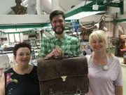 Die Passagierinnen Eveline Paschke und Claudia Löb in der Taschenmanufaktur "The Manual Co." in Novi Sad.