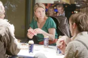 Nach einem sehr turbulenten Tag, gönnen sich Danni (Annette Frier, M.), Bea, Nils, Hannes (Tino Mewes, r.) und Kurt (Axel Siefer, l.) einen entspannten Pokerabend ...