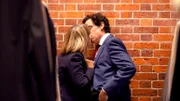 Hannah (Nicola Walker) und Nathan (Stephen Mangan) küssen sich überraschend bei Kates Buchvorstellung.