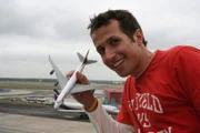 Willi Weitzel ist heute am Rhein-Main-Flughafen in Frankfurt und erklärt anhand eines Flugzeugmodells, wie das Fliegen funktioniert.