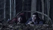 Scott (Tyler Pesey, li.) und Stiles (Dylan O`Brien) wollem im Wald nach der Leiche eines toten MĂ¤dchens suchen...